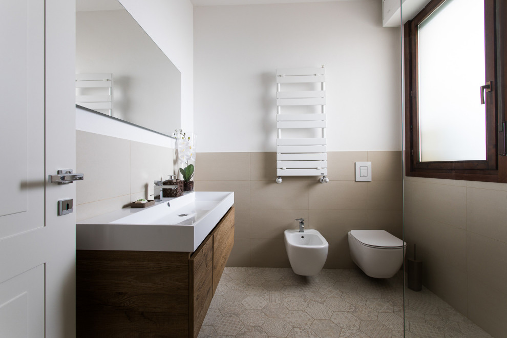 Источник вдохновения для домашнего уюта: ванная комната в современном стиле с плоскими фасадами, темными деревянными фасадами, угловым душем, бежевой плиткой, белыми стенами, раковиной с несколькими смесителями и бежевым полом