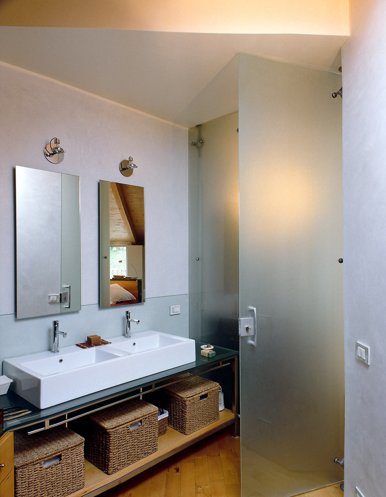 Großes Modernes Duschbad mit Glasfronten, bodengleicher Dusche, Wandtoilette, Fliesen aus Glasscheiben, hellem Holzboden, Trogwaschbecken und Glaswaschbecken/Glaswaschtisch in Turin
