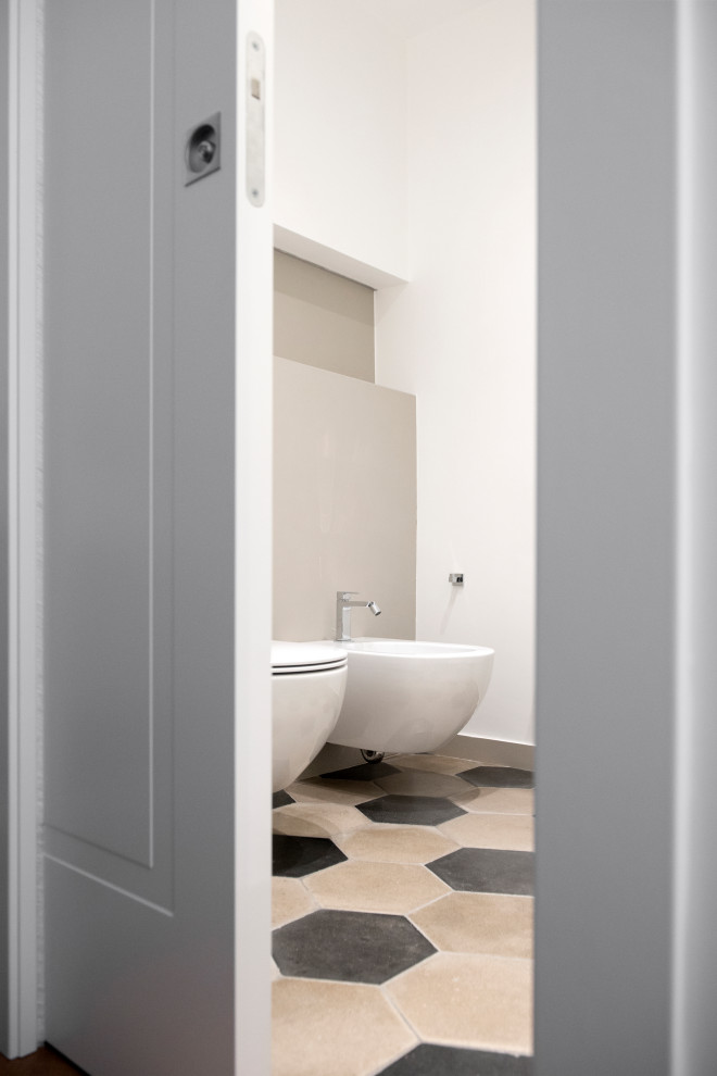 Пример оригинального дизайна: маленькая ванная комната с плоскими фасадами, белыми фасадами, раздельным унитазом, белой плиткой, керамогранитной плиткой, настольной раковиной, столешницей из ламината, белой столешницей, угловым душем, белыми стенами, полом из керамогранита, синим полом и душем с раздвижными дверями для на участке и в саду
