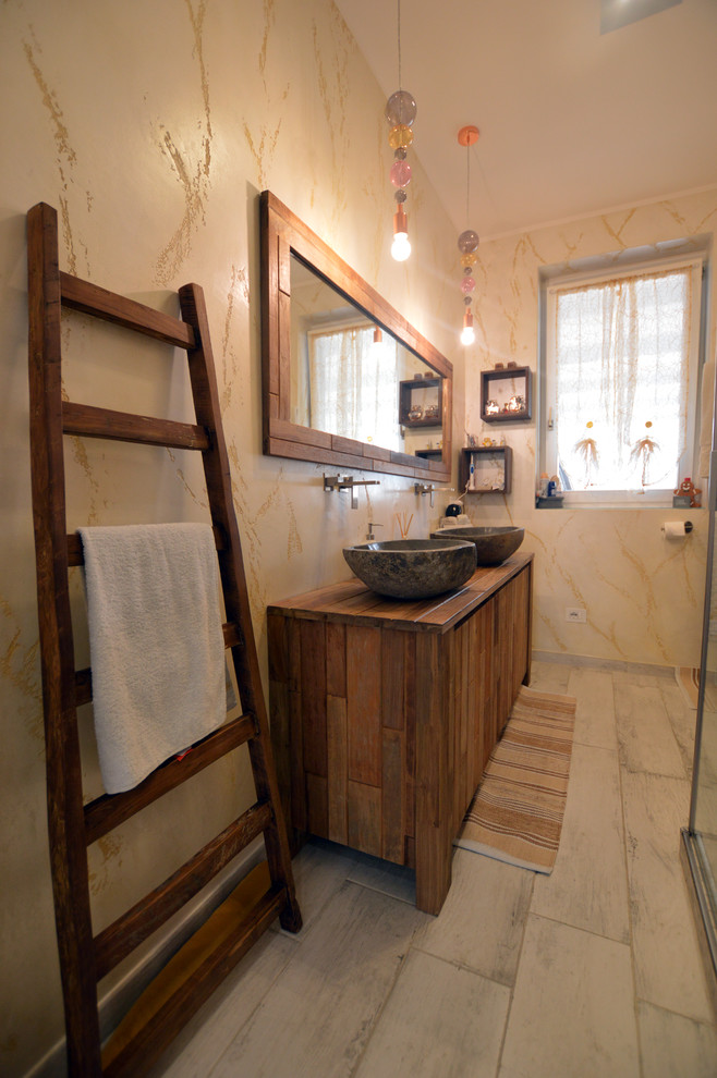 Cette photo montre une salle de bain principale romantique en bois foncé de taille moyenne avec un placard en trompe-l'oeil, une douche d'angle, WC suspendus, un carrelage beige, un mur beige, un sol en carrelage de porcelaine, une vasque, un plan de toilette en bois, un sol beige, une cabine de douche à porte coulissante et un plan de toilette marron.