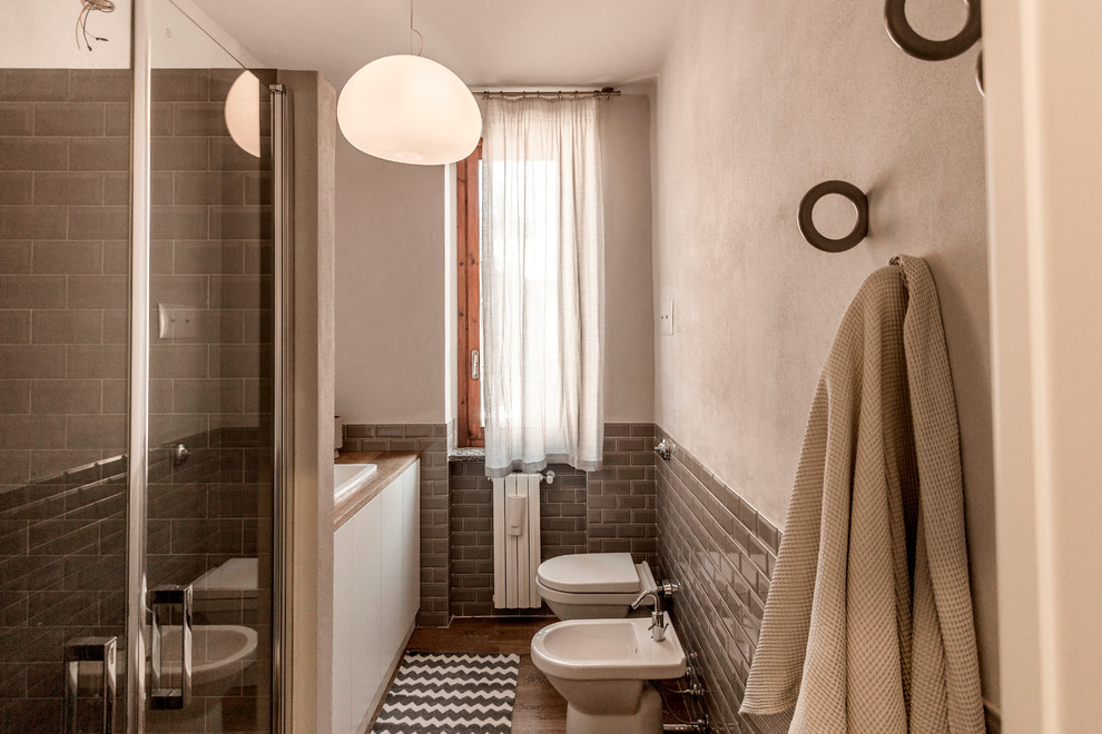 Aménagement d'une petite salle de bain classique avec un carrelage gris, un carrelage métro et un mur blanc.