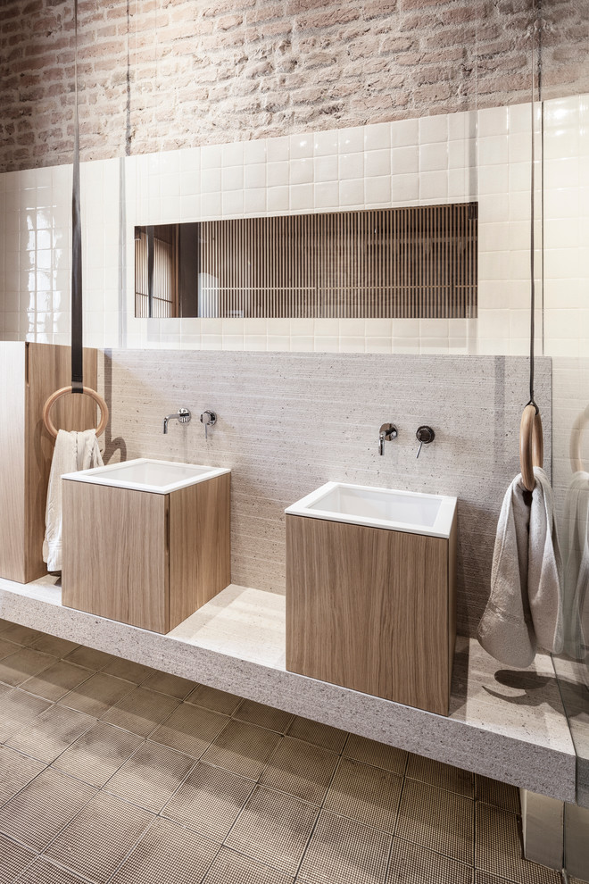 На фото: ванная комната в современном стиле с белой плиткой с