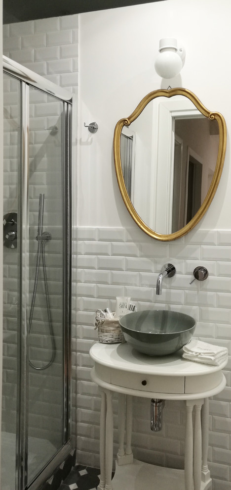 Foto di una piccola stanza da bagno tradizionale con ante bianche, WC monopezzo, piastrelle bianche, piastrelle diamantate, pareti bianche, pavimento in cementine, lavabo a bacinella e pavimento grigio