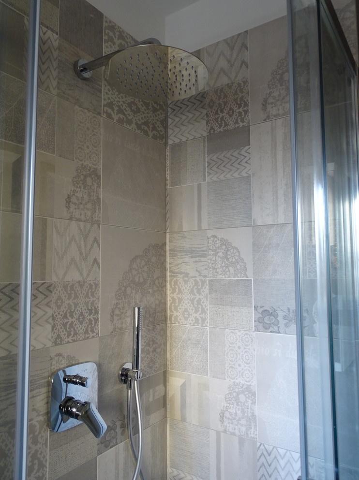 Idee per una piccola stanza da bagno contemporanea con ante lisce, WC a due pezzi, piastrelle in gres porcellanato, pavimento in gres porcellanato, lavabo integrato e top in quarzite
