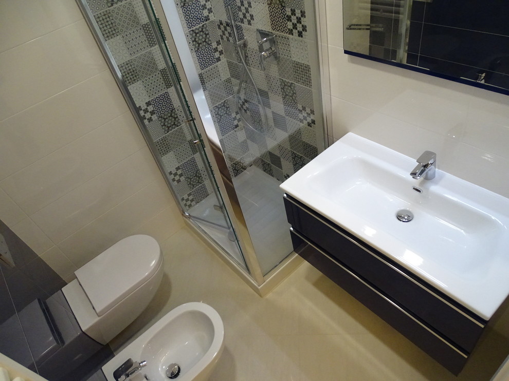 Immagine di una piccola stanza da bagno contemporanea con ante lisce, WC a due pezzi, piastrelle in gres porcellanato, pavimento in gres porcellanato, lavabo integrato e top in quarzite