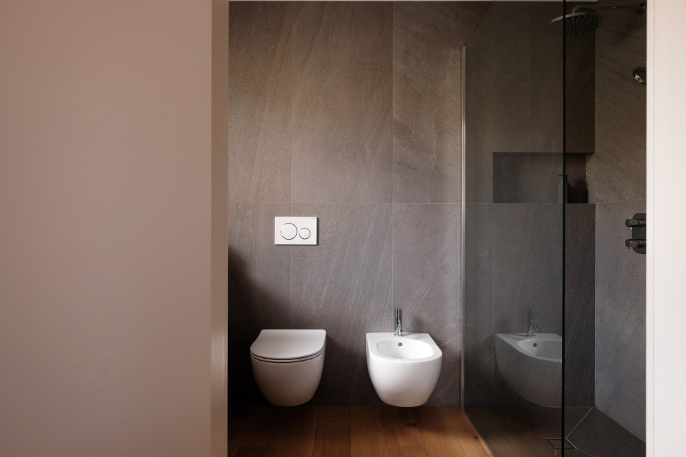 Ejemplo de cuarto de baño contemporáneo con ducha a ras de suelo y baldosas y/o azulejos de porcelana