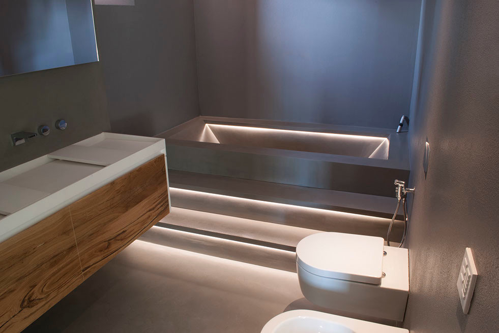 Idéer för ett stort modernt vit en-suite badrum, med släta luckor, skåp i mellenmörkt trä, ett platsbyggt badkar, en kantlös dusch, en toalettstol med separat cisternkåpa, bruna väggar, betonggolv, ett integrerad handfat, bänkskiva i akrylsten, brunt golv och med dusch som är öppen