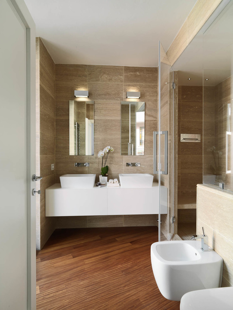 Foto di una stanza da bagno padronale minimal di medie dimensioni con ante lisce, ante beige, doccia alcova, bidè, piastrelle beige, pareti beige, parquet scuro, lavabo a bacinella e porta doccia a battente