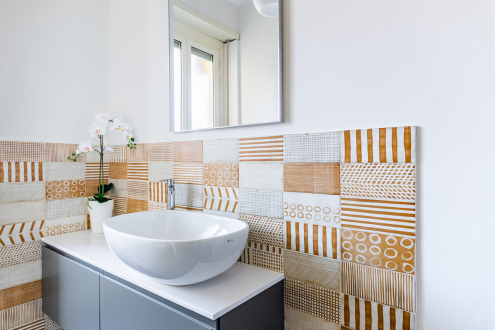 Idéer för ett litet modernt vit badrum med dusch, med släta luckor, grå skåp, gul kakel, keramikplattor, grå väggar, klinkergolv i keramik, ett fristående handfat, bänkskiva i akrylsten och grått golv