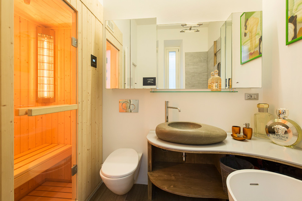 Ispirazione per una sauna contemporanea con vasca ad alcova e piastrelle grigie