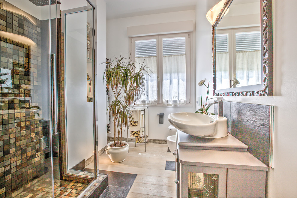Идея дизайна: большая ванная комната в современном стиле с угловым душем, белыми стенами, светлым паркетным полом и настольной раковиной