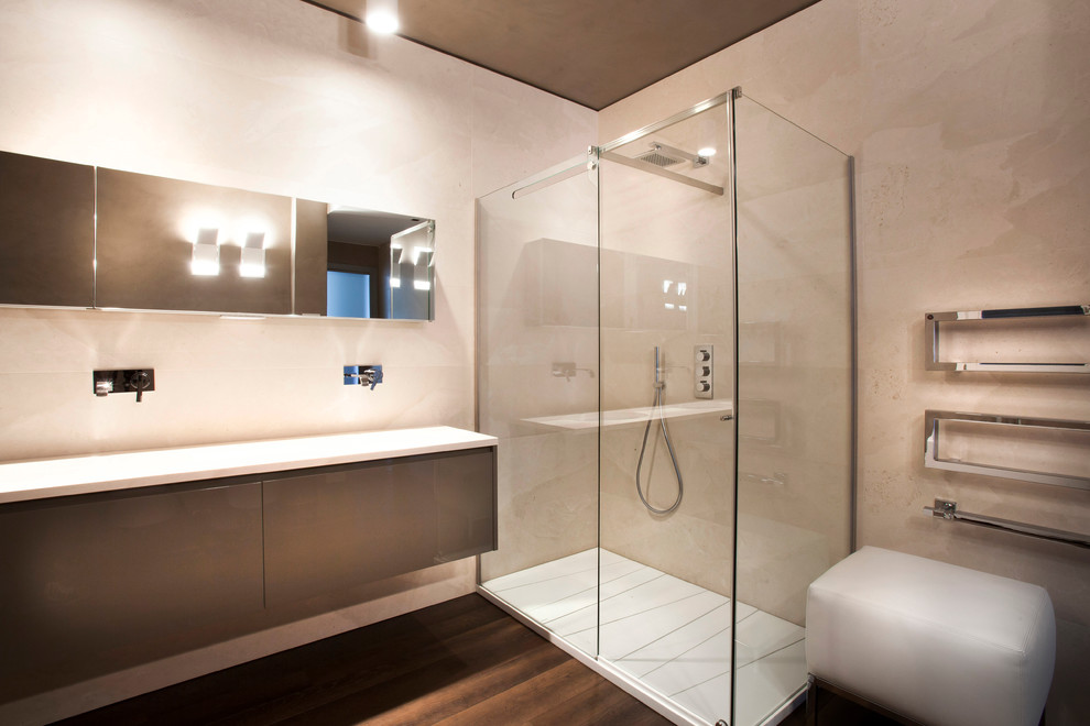 Esempio di una grande stanza da bagno padronale minimal con doccia ad angolo, piastrelle beige, pareti arancioni, parquet scuro, top in superficie solida, pavimento marrone e top bianco