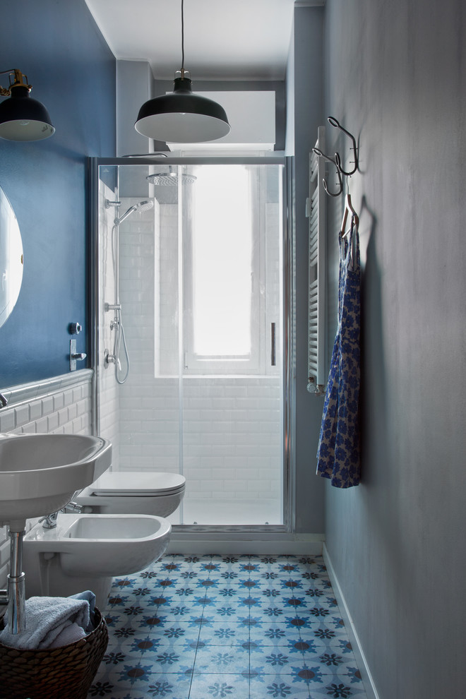 Ispirazione per una piccola stanza da bagno con doccia boho chic con bidè, pavimento con piastrelle in ceramica, lavabo sospeso e pavimento multicolore