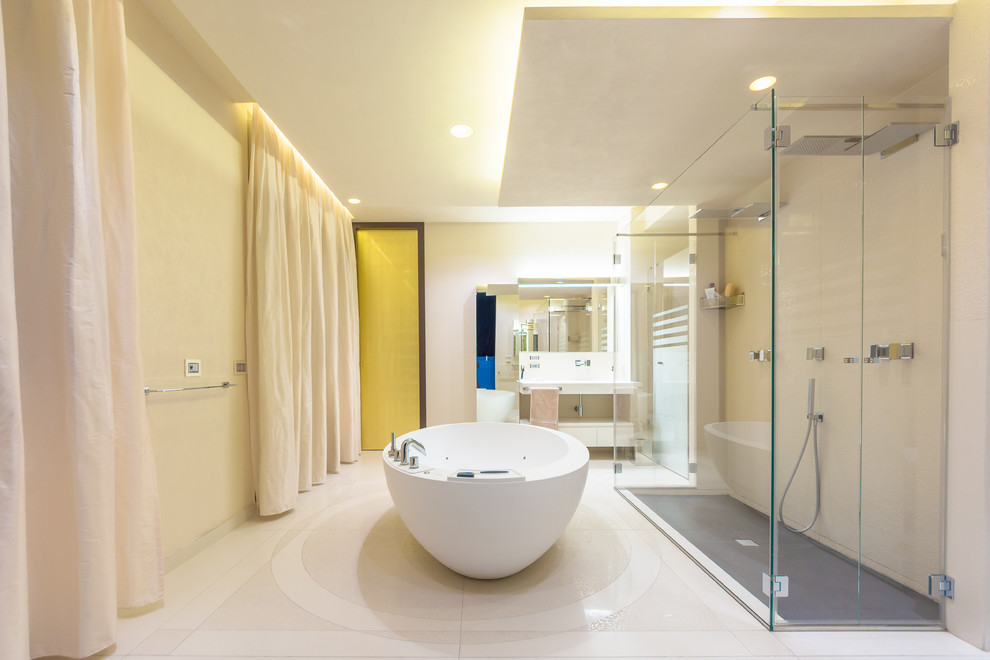 Esempio di una grande stanza da bagno con doccia minimal con doccia a filo pavimento, piastrelle bianche e pareti beige