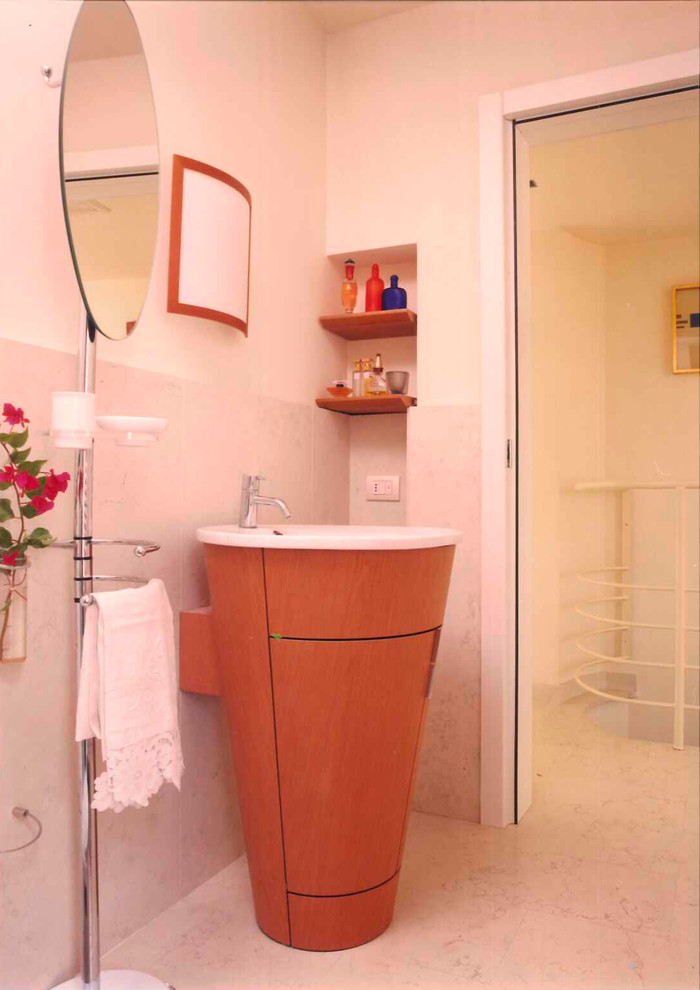 Esempio di una stanza da bagno padronale minimalista di medie dimensioni con ante in legno chiaro, piastrelle bianche, lastra di pietra, doccia ad angolo, WC sospeso, pareti bianche, pavimento in marmo e lavabo integrato