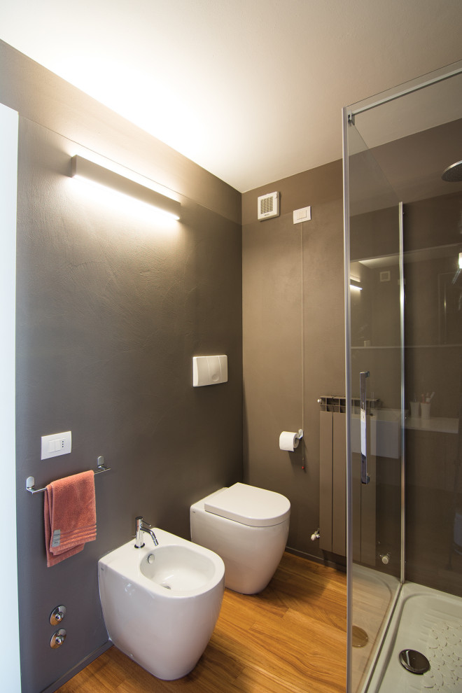 フィレンツェにあるお手頃価格の小さなコンテンポラリースタイルのおしゃれなバスルーム (浴槽なし) (フラットパネル扉のキャビネット、茶色いキャビネット、茶色いタイル、珪岩の洗面台、ブラウンの洗面カウンター) の写真