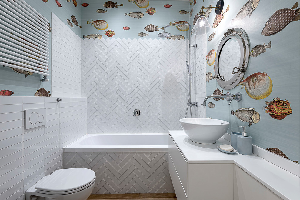 Ispirazione per una stanza da bagno stile marino con ante lisce, ante bianche, vasca da incasso, piastrelle bianche, pareti multicolore, lavabo a bacinella, doccia aperta e top bianco