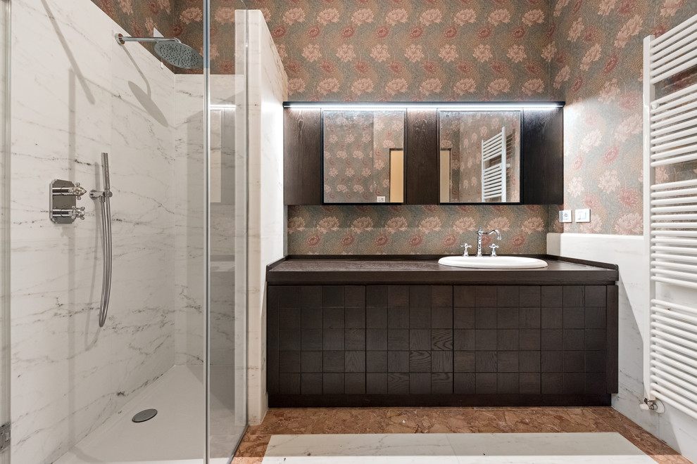 Imagen de cuarto de baño ecléctico con puertas de armario de madera en tonos medios y aseo y ducha