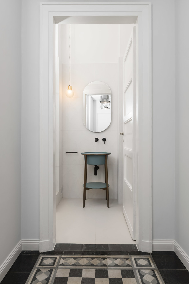 Свежая идея для дизайна: ванная комната в стиле модернизм с плоскими фасадами, угловым душем, инсталляцией, белой плиткой, керамической плиткой, белыми стенами, полом из керамической плитки, душевой кабиной, раковиной с пьедесталом, белым полом, душем с распашными дверями и синей столешницей - отличное фото интерьера