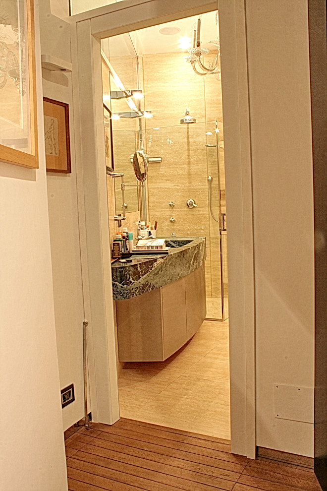 Idéer för ett mellanstort eklektiskt grön en-suite badrum, med luckor med profilerade fronter, grå skåp, ett badkar i en alkov, en hörndusch, en vägghängd toalettstol, beige kakel, marmorkakel, beige väggar, marmorgolv, ett integrerad handfat, marmorbänkskiva, beiget golv och dusch med gångjärnsdörr