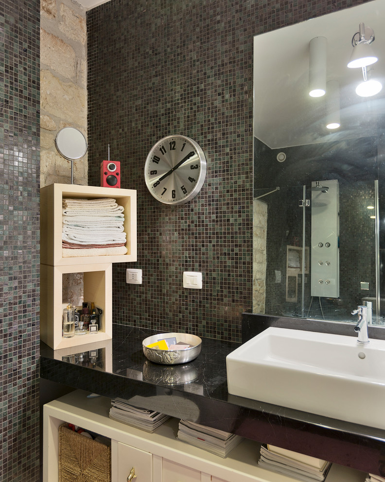 バーリにあるコンテンポラリースタイルのおしゃれな浴室の写真