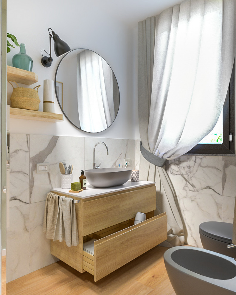 Cette image montre une salle de bain principale nordique en bois clair de taille moyenne avec un placard à porte plane, une douche d'angle, WC séparés, un carrelage noir et blanc, des carreaux de porcelaine, un mur multicolore, parquet clair, une vasque, un plan de toilette en stratifié, une cabine de douche à porte battante, un plan de toilette blanc, une niche, meuble simple vasque, meuble-lavabo suspendu et un plafond décaissé.