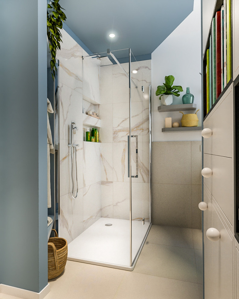 Пример оригинального дизайна: главная ванная комната среднего размера в скандинавском стиле с плоскими фасадами, синими фасадами, угловым душем, раздельным унитазом, белой плиткой, керамогранитной плиткой, разноцветными стенами, полом из керамогранита, монолитной раковиной, столешницей из ламината, бежевым полом, душем с распашными дверями, белой столешницей, нишей, тумбой под одну раковину, подвесной тумбой и многоуровневым потолком