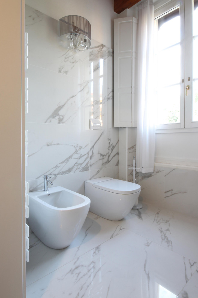 Inredning av ett lantligt mellanstort grå grått en-suite badrum, med släta luckor, vita skåp, ett platsbyggt badkar, en toalettstol med separat cisternkåpa, vit kakel, marmorkakel, vita väggar, marmorgolv, ett fristående handfat, träbänkskiva och vitt golv