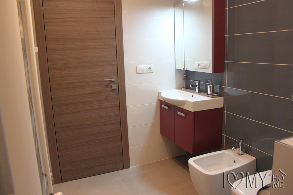 Exempel på ett litet modernt badrum med dusch, med röda skåp, en dusch i en alkov, en bidé, blå kakel, grå väggar och ett piedestal handfat