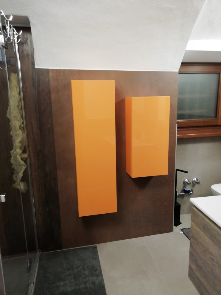 Пример оригинального дизайна: ванная комната среднего размера в стиле модернизм с плоскими фасадами, светлыми деревянными фасадами, душем без бортиков, раздельным унитазом, керамогранитной плиткой, серыми стенами, полом из керамогранита, душевой кабиной, монолитной раковиной, столешницей из искусственного кварца, серым полом, душем с распашными дверями и белой столешницей