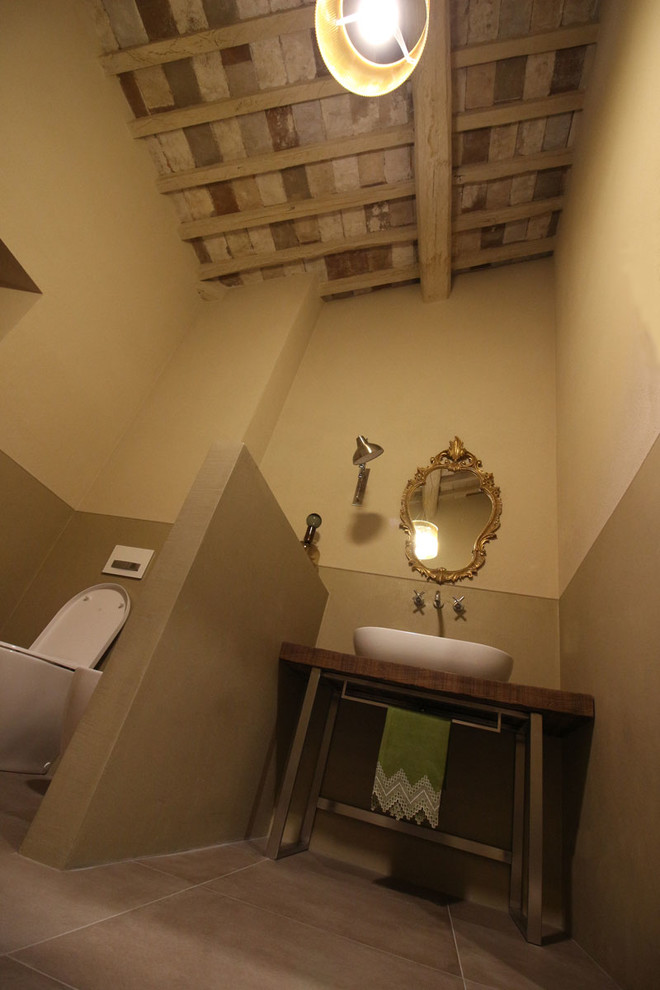 Idéer för ett eklektiskt en-suite badrum, med öppna hyllor, skåp i mörkt trä, beige väggar, klinkergolv i porslin, ett fristående handfat och träbänkskiva