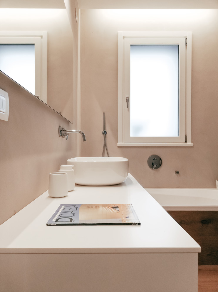 Свежая идея для дизайна: главная ванная комната среднего размера в современном стиле с бежевыми стенами и светлым паркетным полом - отличное фото интерьера