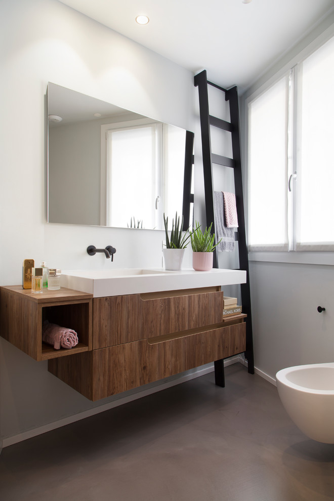 Свежая идея для дизайна: маленькая ванная комната в современном стиле с светлыми деревянными фасадами, душем без бортиков, инсталляцией, бетонным полом, душевой кабиной, монолитной раковиной, столешницей из кварцита, серым полом, душем с раздвижными дверями и белой столешницей для на участке и в саду - отличное фото интерьера