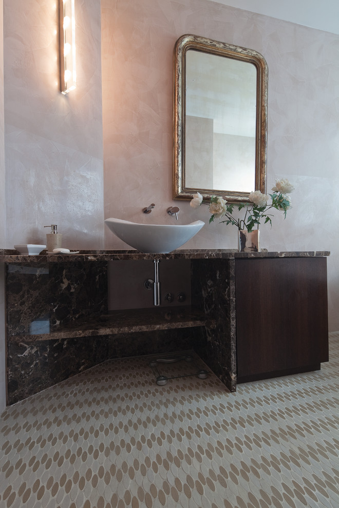 Idéer för stora eklektiska en-suite badrum, med luckor med profilerade fronter, skåp i mellenmörkt trä, ett japanskt badkar, en vägghängd toalettstol, rosa väggar, kalkstensgolv, ett fristående handfat, marmorbänkskiva och beiget golv