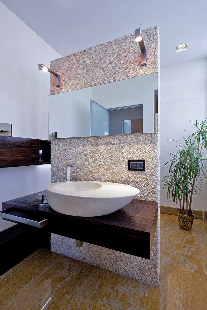 Источник вдохновения для домашнего уюта: большая главная ванная комната в стиле модернизм с фасадами с декоративным кантом, фасадами цвета дерева среднего тона, японской ванной, душем в нише, инсталляцией, белой плиткой, розовыми стенами, мраморным полом, настольной раковиной, мраморной столешницей, желтым полом и душем с распашными дверями