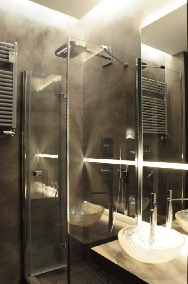 Foto di una stanza da bagno padronale contemporanea di medie dimensioni con pareti grigie, pavimento in cemento, lavabo a bacinella, top in pietra calcarea, pavimento grigio, top marrone, porta doccia scorrevole e un lavabo