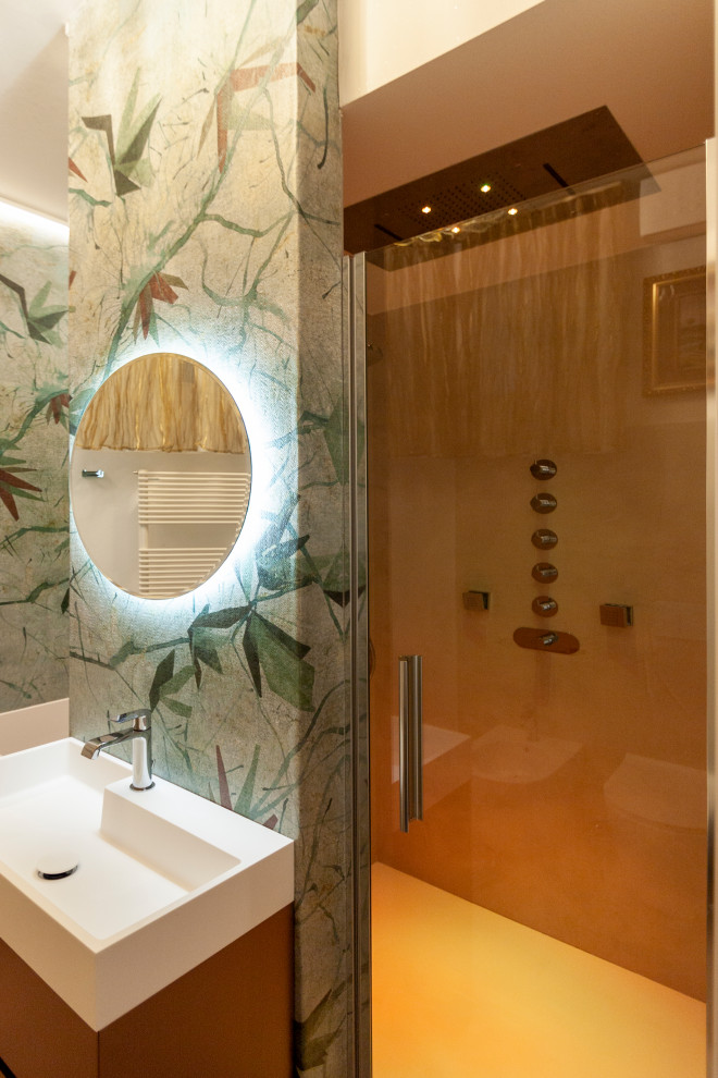Свежая идея для дизайна: маленькая ванная комната в современном стиле с плоскими фасадами, красными фасадами, ванной в нише, душем без бортиков, раздельным унитазом, бежевой плиткой, плиткой из листового стекла, белыми стенами, полом из керамогранита, душевой кабиной, настольной раковиной, столешницей из искусственного камня, бежевым полом, душем с распашными дверями, белой столешницей, нишей, тумбой под одну раковину, напольной тумбой, многоуровневым потолком и обоями на стенах для на участке и в саду - отличное фото интерьера