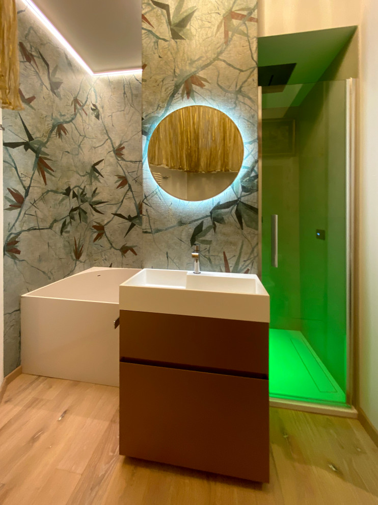 Стильный дизайн: маленькая ванная комната в современном стиле с плоскими фасадами, красными фасадами, ванной в нише, душем без бортиков, раздельным унитазом, бежевой плиткой, плиткой из листового стекла, белыми стенами, полом из керамогранита, душевой кабиной, настольной раковиной, столешницей из искусственного камня, бежевым полом, душем с распашными дверями, белой столешницей, нишей, тумбой под одну раковину, напольной тумбой, многоуровневым потолком и обоями на стенах для на участке и в саду - последний тренд