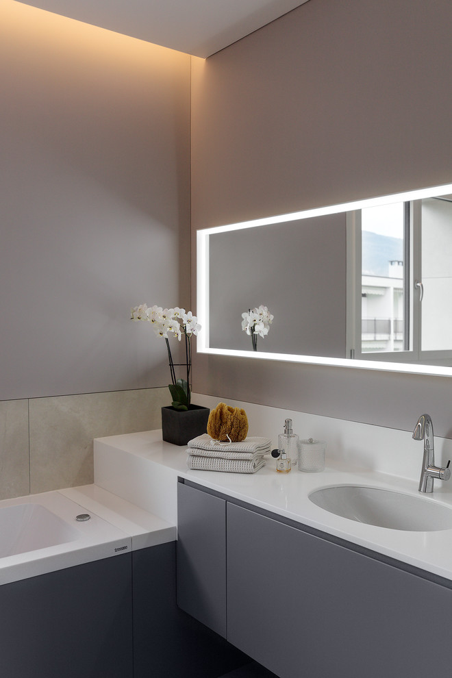Idéer för ett litet modernt en-suite badrum, med lila skåp, en jacuzzi, rosa väggar, klinkergolv i porslin, ett undermonterad handfat, bänkskiva i kvarts och beiget golv