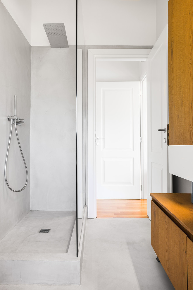 Идея дизайна: ванная комната среднего размера в современном стиле с плоскими фасадами, светлыми деревянными фасадами, открытым душем, серыми стенами, бетонным полом, душевой кабиной, монолитной раковиной, столешницей из искусственного камня, серым полом и открытым душем