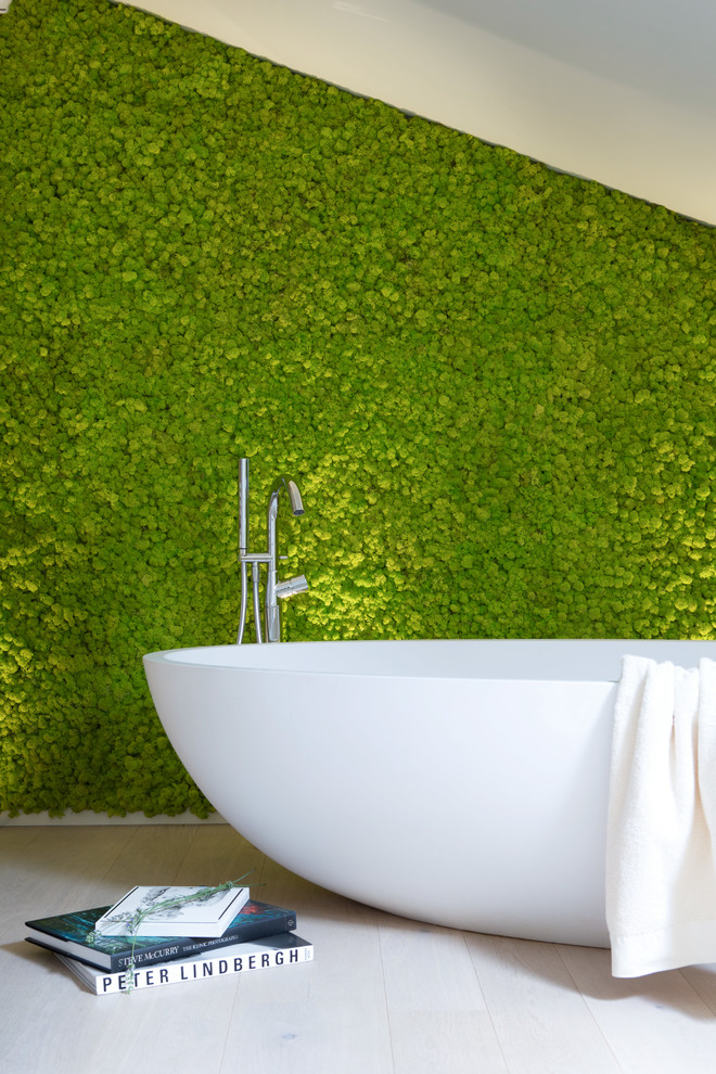 Ispirazione per una stanza da bagno padronale contemporanea con vasca freestanding e parquet chiaro