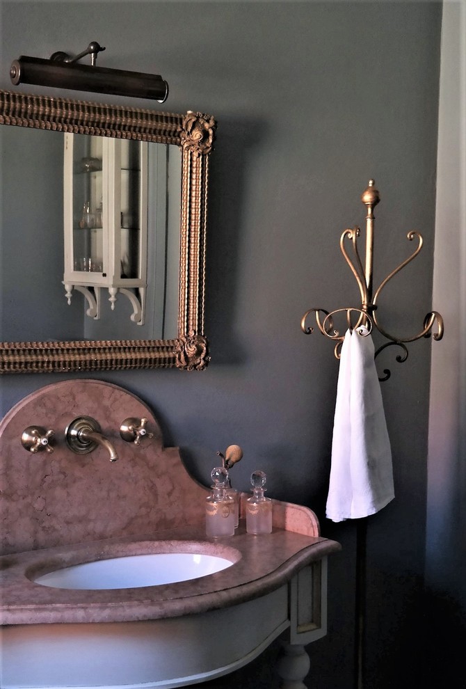 На фото: главная ванная комната среднего размера в стиле кантри с бежевыми фасадами, разноцветной плиткой, плиткой из листового камня, серыми стенами, мраморным полом, консольной раковиной и мраморной столешницей с