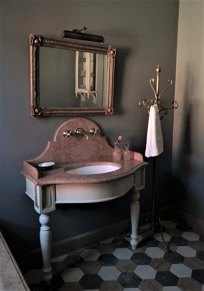 Пример оригинального дизайна: главная ванная комната среднего размера в стиле кантри с бежевыми фасадами, разноцветной плиткой, плиткой из листового камня, серыми стенами, мраморным полом, консольной раковиной и мраморной столешницей