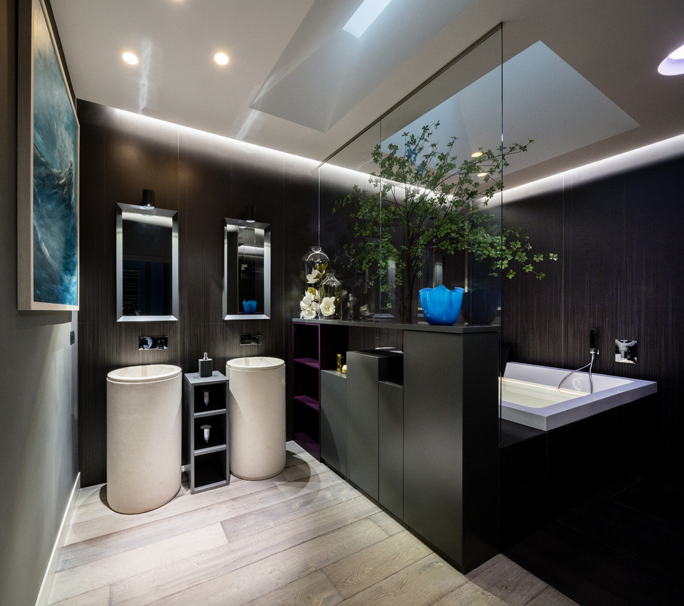 Exempel på ett mycket stort eklektiskt en-suite badrum, med luckor med upphöjd panel, svarta skåp, en jacuzzi, en öppen dusch, en vägghängd toalettstol, svart kakel, porslinskakel, svarta väggar, mörkt trägolv, ett piedestal handfat, bänkskiva i kalksten, grått golv och dusch med skjutdörr