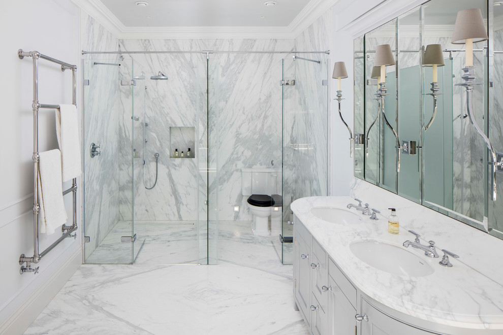Пример оригинального дизайна: главная ванная комната в классическом стиле с душем без бортиков, белыми стенами, мраморным полом, врезной раковиной, душем с распашными дверями, фасадами с декоративным кантом, серыми фасадами, белой плиткой, мраморной плиткой, мраморной столешницей, белым полом, белой столешницей и зеркалом с подсветкой