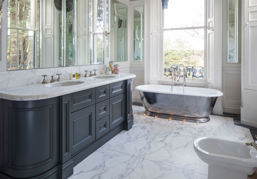 Ejemplo de cuarto de baño clásico con ducha a ras de suelo, urinario, paredes blancas, suelo de mármol, lavabo bajoencimera, ducha abierta y encimeras blancas