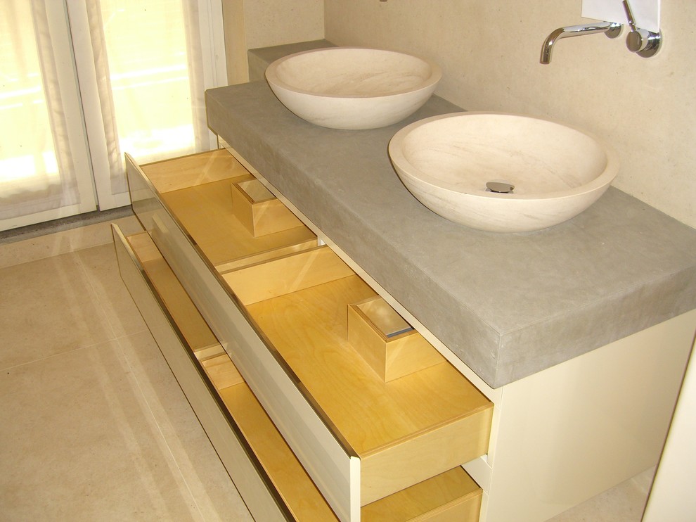 Foto di una grande stanza da bagno padronale moderna con ante lisce e top in pietra calcarea