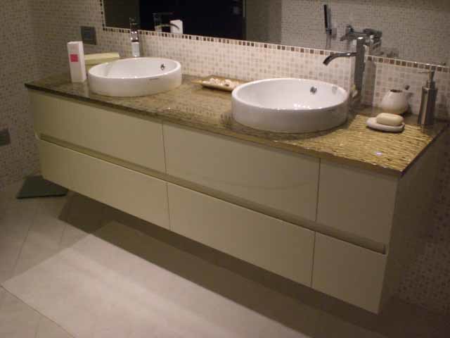 Modelo de cuarto de baño principal moderno de tamaño medio con armarios con paneles lisos y lavabo sobreencimera