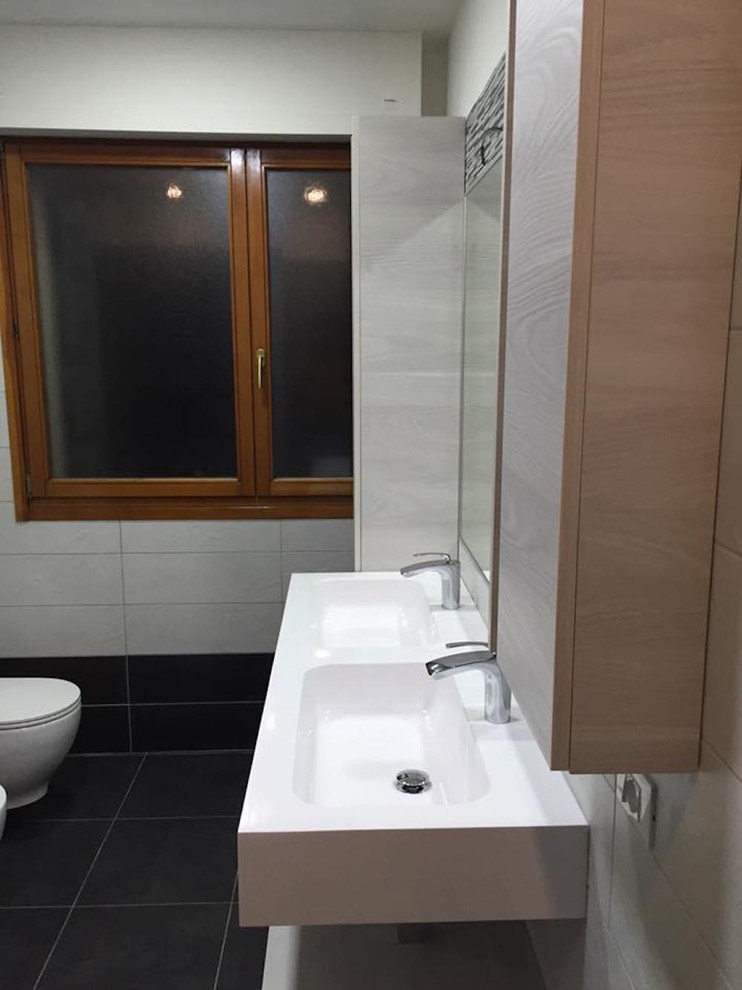 Photo of a contemporary bathroom in Bologna.
