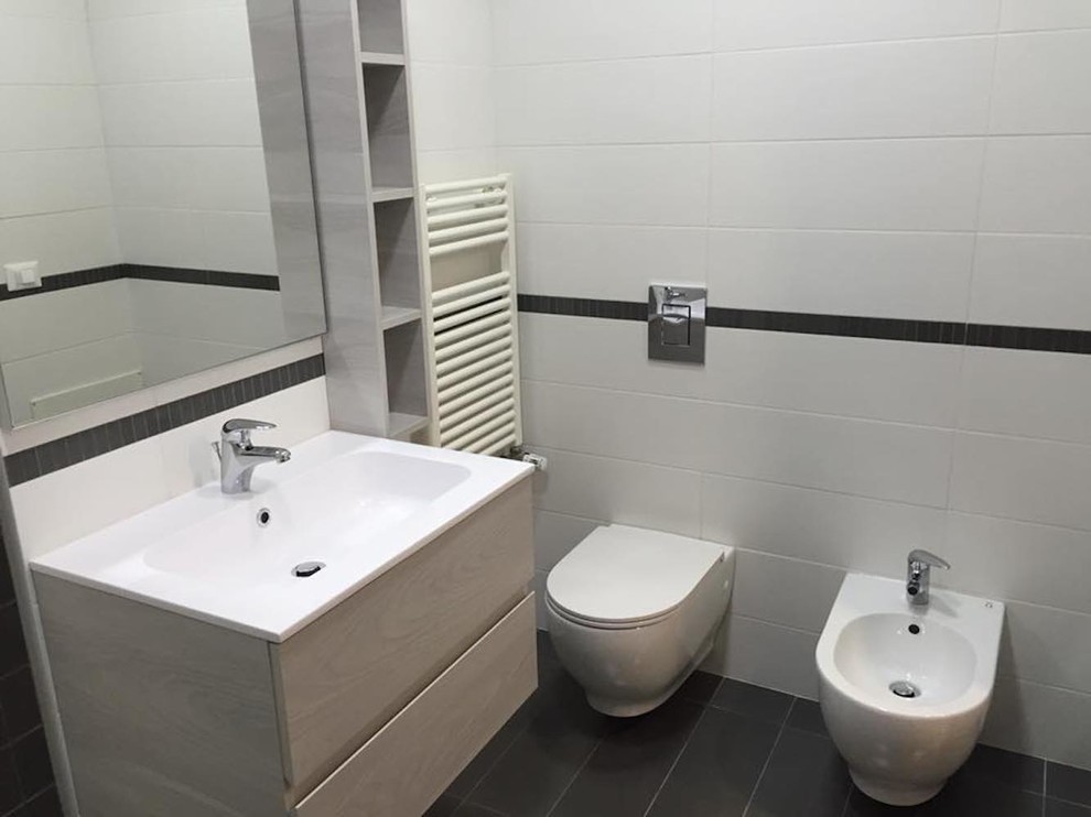 Inspiration for a contemporary bathroom in Bologna.